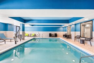 Piscina interna, funciona das 8h às 22h, espreguiçadeiras
