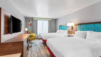 Chambre, 2 grands lits, accessible aux personnes à mobilité réduite, non-fumeurs | Bureau, rideaux occultants, fer et planche à repasser