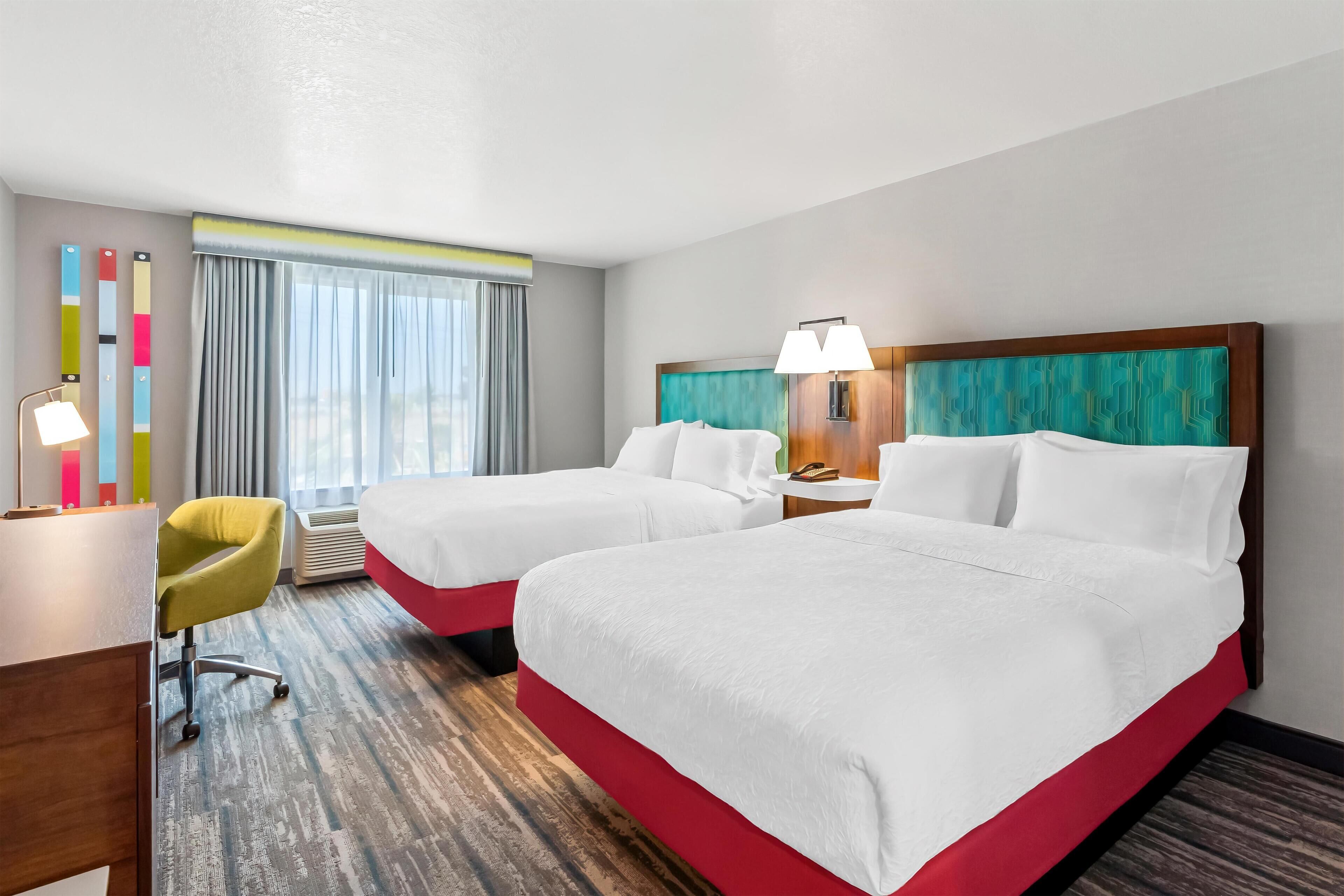 Rom, 2 queensize-senger, tilgjengelighetstilpasset, ikke-røyk | Skrivebord, blendingsgardiner og strykejern/-brett