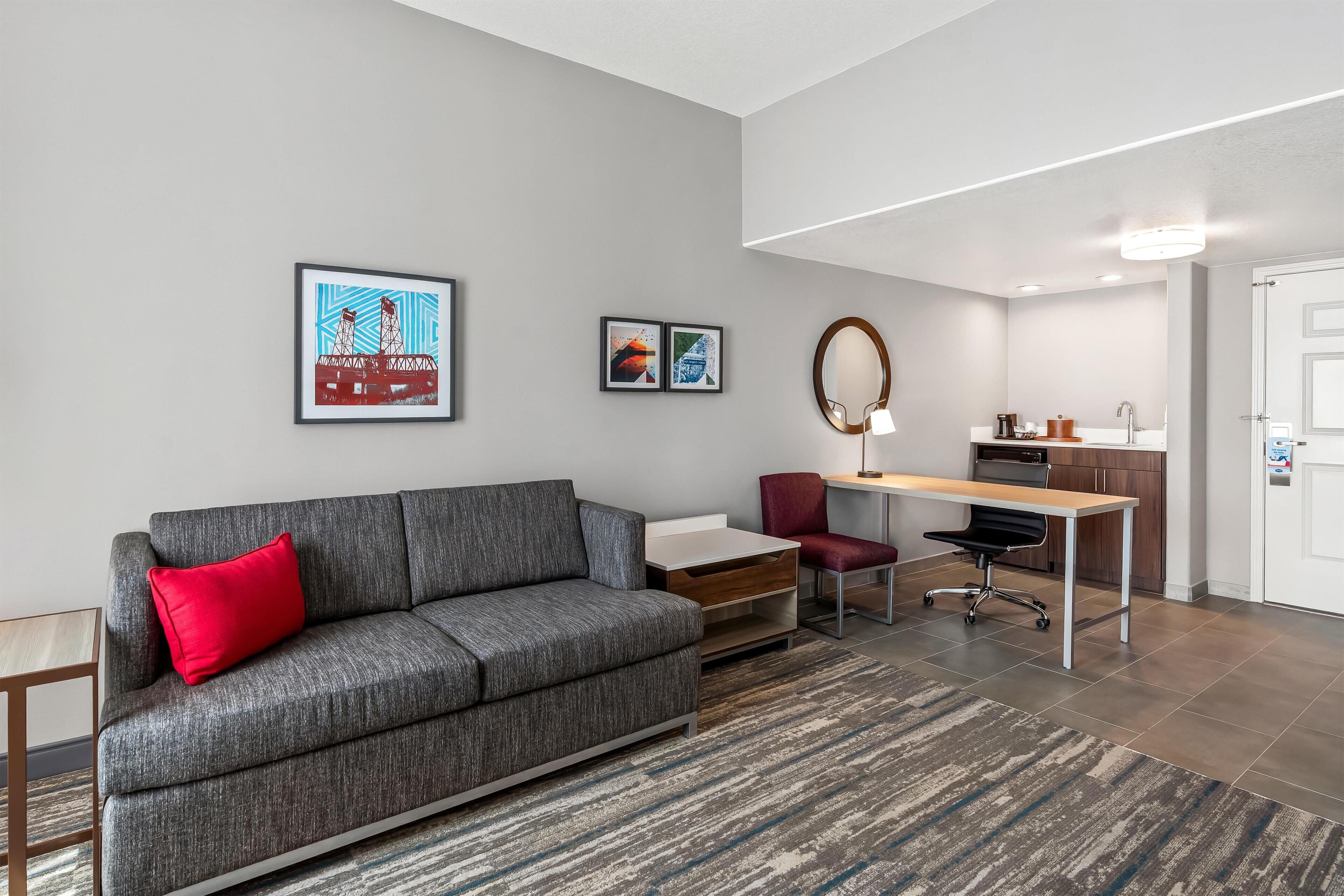 Rain shower Suite, 1 King bed, Accessible, Non smoking | Minibar