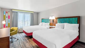 Habitación, 2 camas Queen size, con acceso para personas discapacitadas, para no fumadores | Escritorio, cortinas blackout y tabla de planchar con plancha