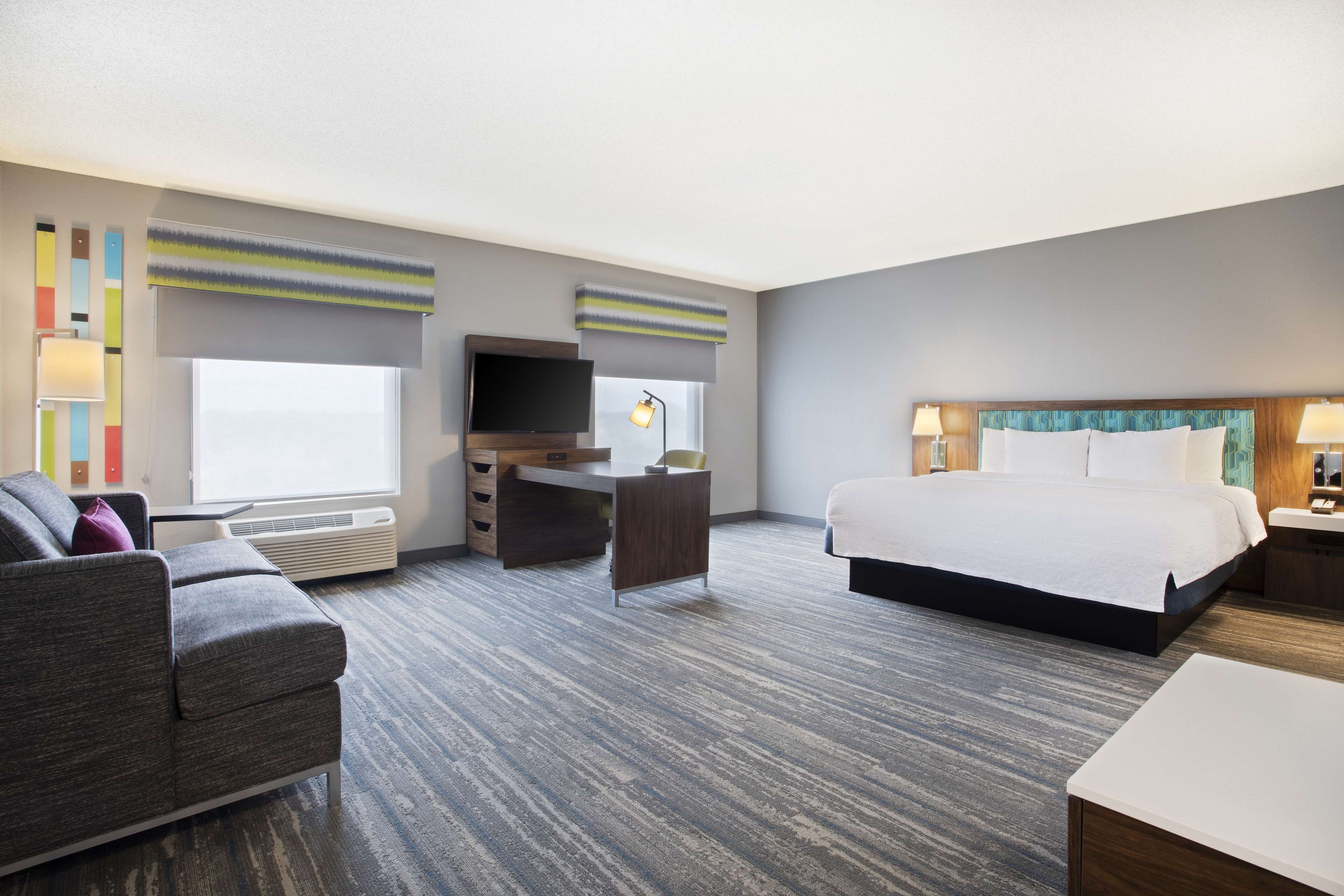 studio, 1 king bed, non smoking | living area | 40-inch lcd tv with cable channels, tv, pay films