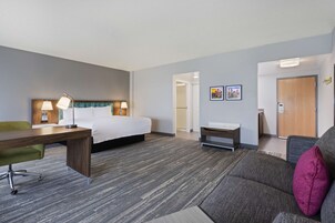 Studio, 1 King Bed, Non Smoking | Premium bedding, in-room safe, desk, blackout drapes