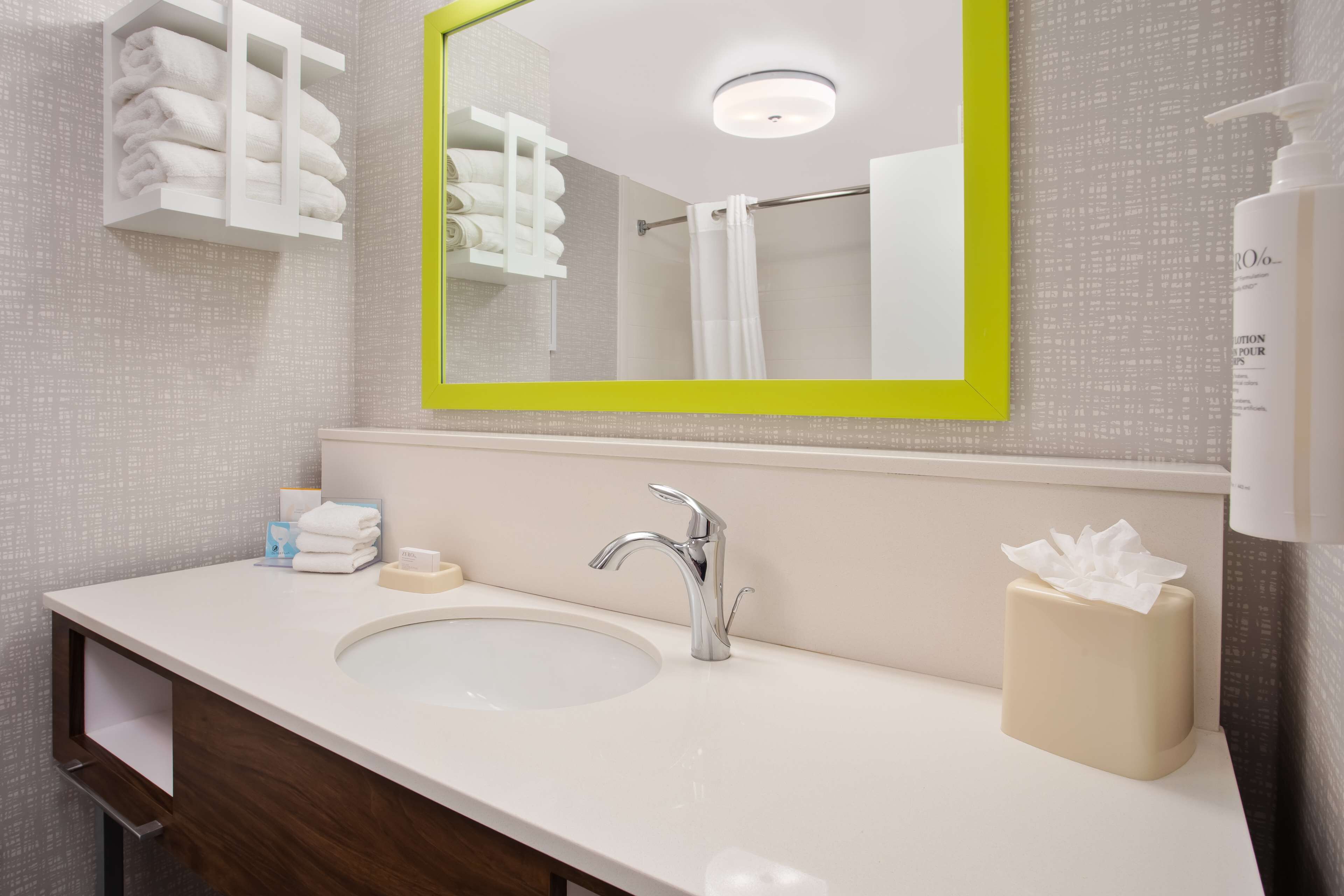 combined shower/bathtub, hydromassage showerhead, free toiletries