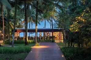 2 restaurantes; se sirve desayuno, almuerzo y cena; cocina internacional