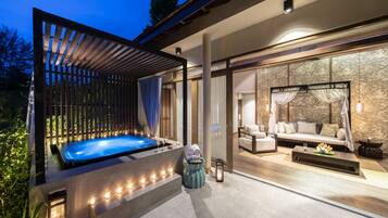 Jacuzzi Pool Suite | Minibar, in-room safe, desk, rollaway beds