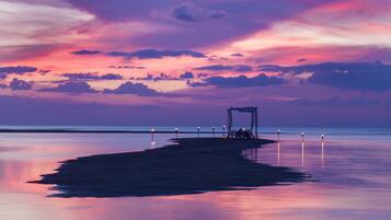 2 restaurants, breakfast, lunch, dinner served; international cuisine