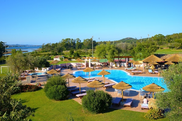 Piscine extérieure (ouverte en saison), parasols de plage
