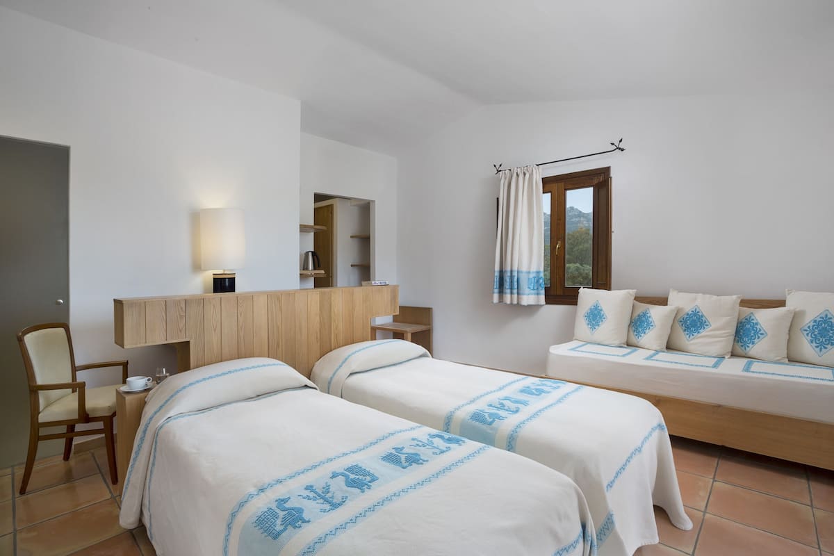 deluxe room | hypo-allergenic bedding, minibar, desk, blackout curtains