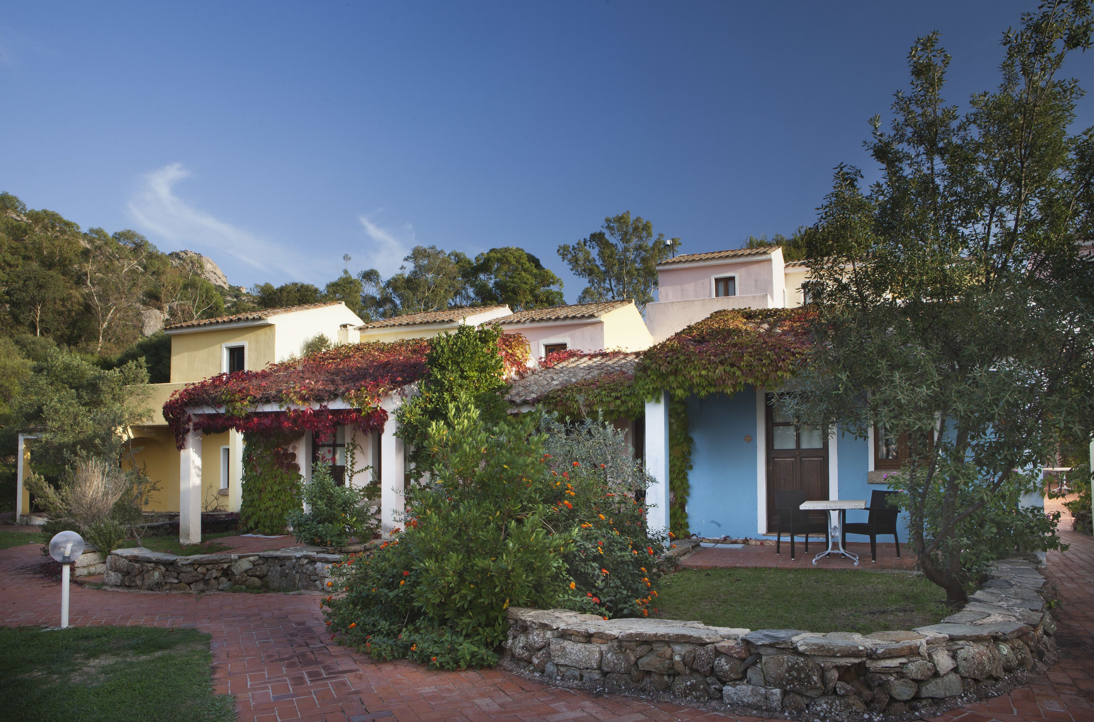 hypo-allergenic bedding, minibar, desk, blackout curtains