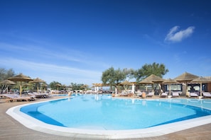 Piscine extérieure (ouverte en saison), parasols de plage