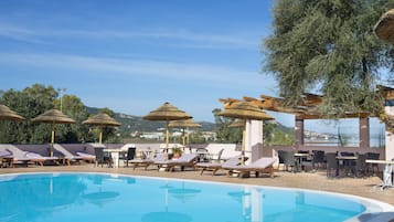 Außenpool (je nach Saison geöffnet), Sonnenschirme, Liegestühle