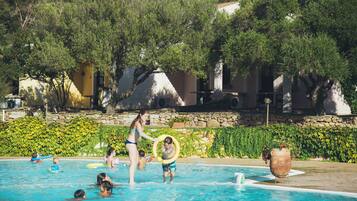 Piscine extérieure (ouverte en saison), parasols de plage