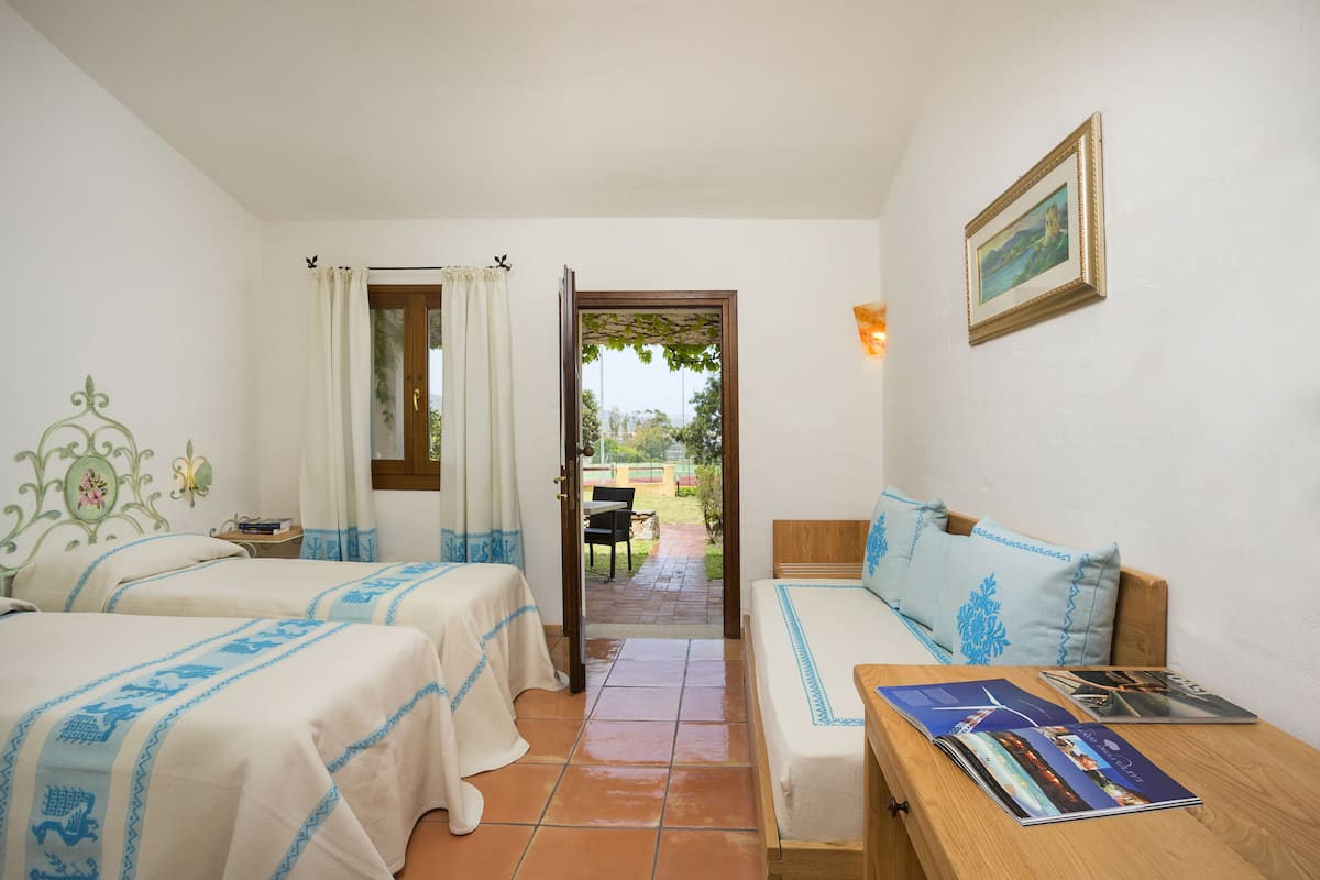 deluxe room | hypo-allergenic bedding, minibar, desk, blackout curtains