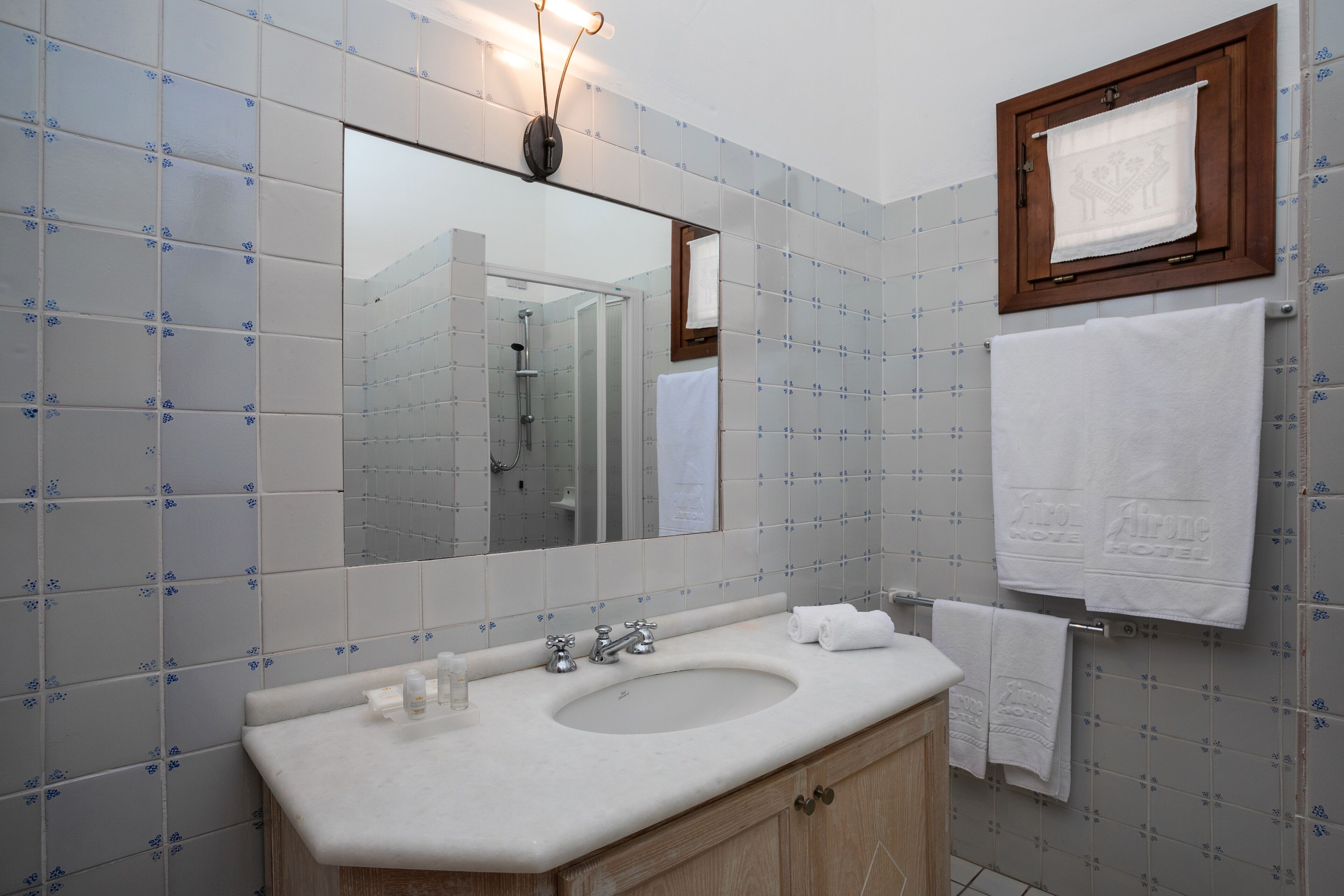 shower, free toiletries, hair dryer, bidet