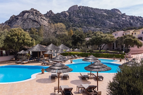 Piscina externa sazonal, guarda-sóis, espreguiçadeiras