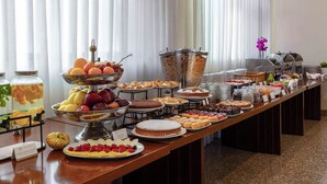 Ein Buffet mit verschiedenen Speisen und einem Wasserspender.
