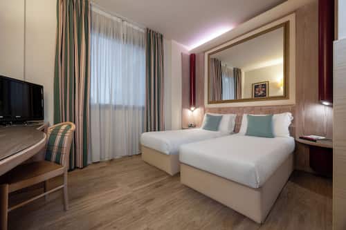 Camera con 2 letti singoli | Biancheria da letto ipoallergenica, minibar, una cassaforte in camera