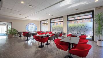 Desayuno buffet (EUR 10.00 por persona)