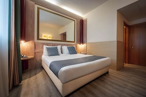 Kahden hengen superior-huone | Allergiatestatut vuodevaatteet, minibaari, tallelokero huoneessa