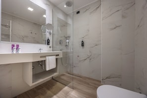 Deluxe Double Room | Bathroom | Combined shower/tub, free toiletries, hair dryer, bidet