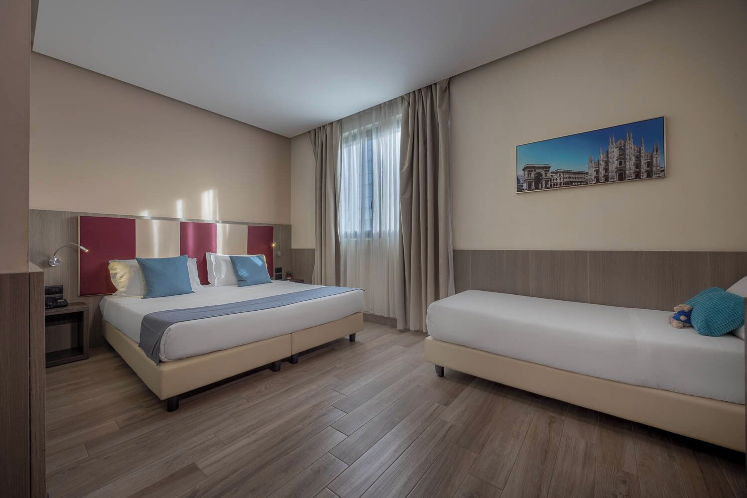 Bộ đồ giường kháng dị ứng, minibar, két bảo mật tại phòng 