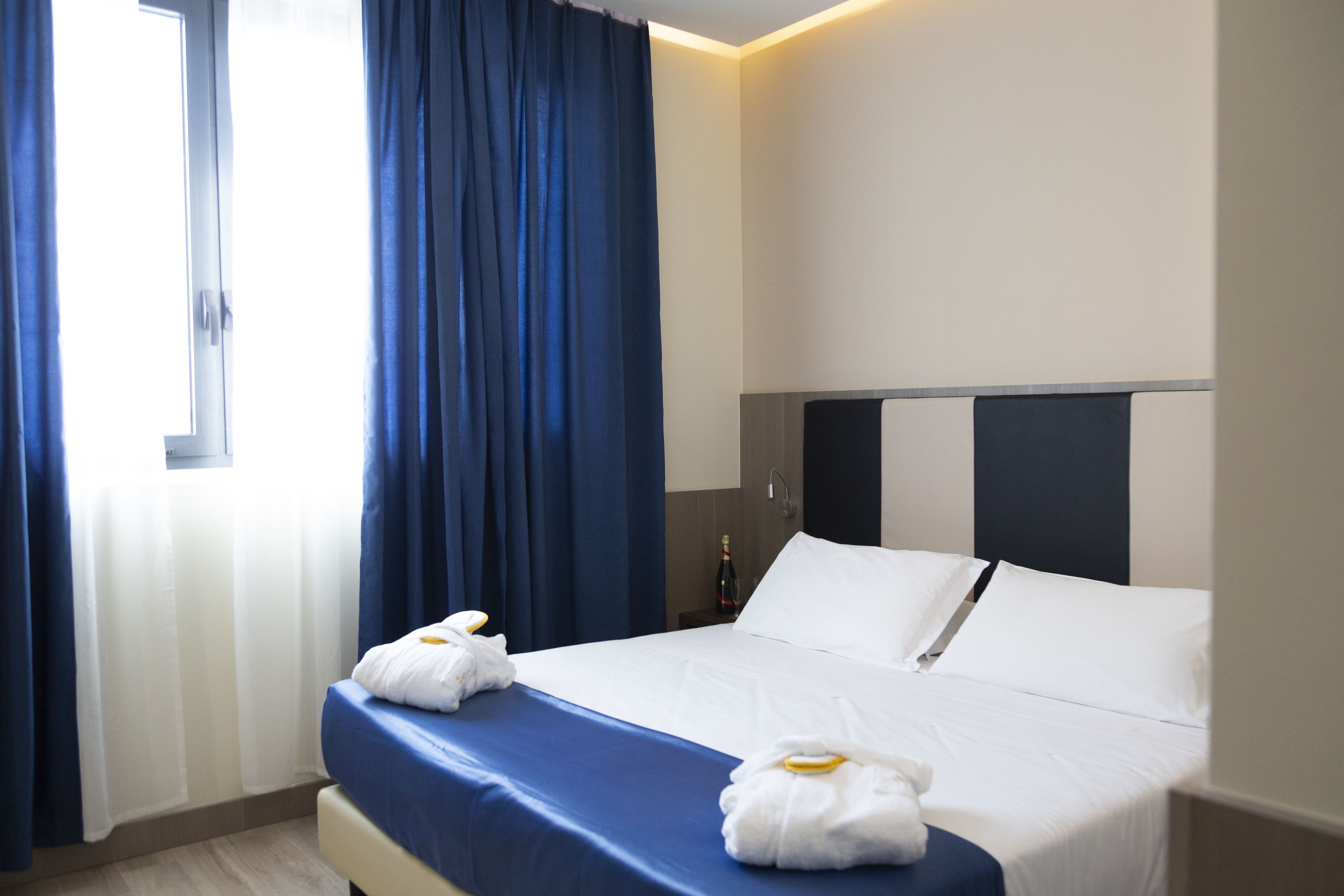 Hypo-allergenic bedding, minibar, in-room safe, individually furnished