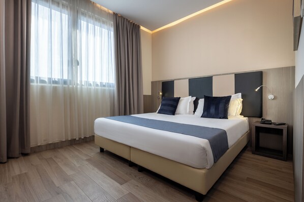 Deluxe Double Room | Hypo-allergenic bedding, minibar, in-room safe, individually furnished