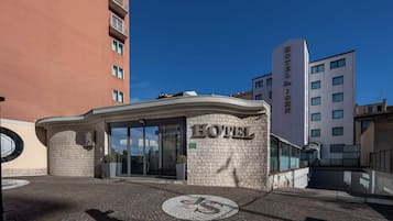 Vista frontal de la propiedad