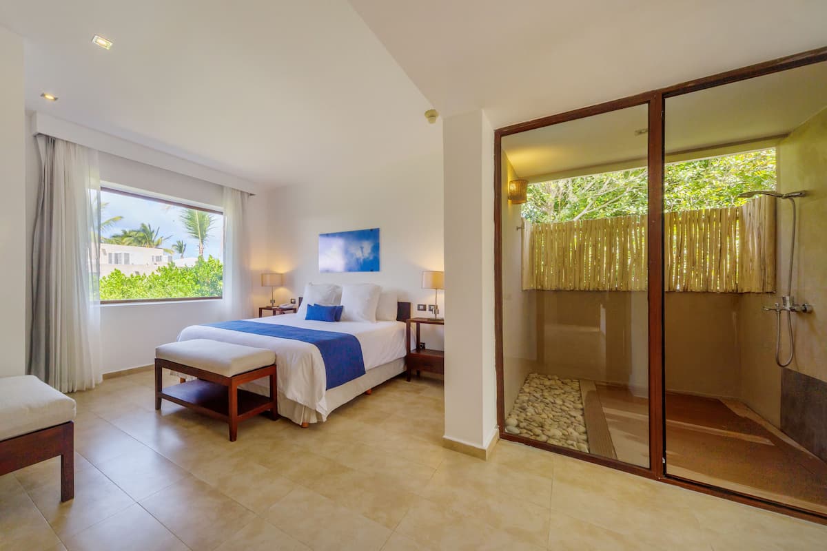 Deluxe Suite Terrace Jacuzzi | Literie de qualité supérieure, surmatelas, minibar