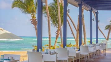 4 restaurantes, se sirven desayunos, comidas y cocina mediterránea