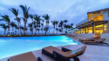Outdoor pool, pool umbrellas, sun loungers