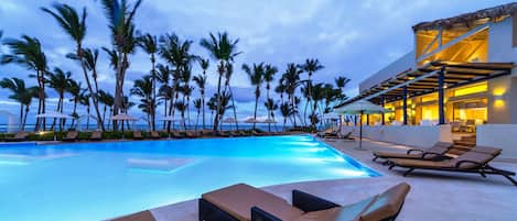 Outdoor pool, pool umbrellas, sun loungers