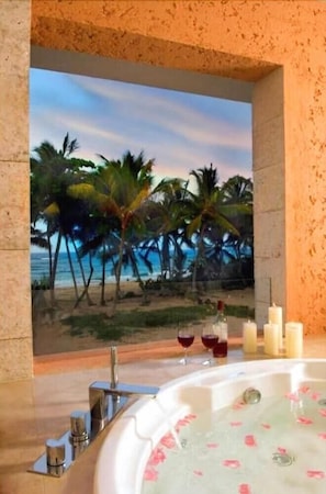 Een aparte badkuip en douche, een diep bad, designer toiletartikelen