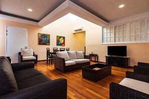 Two Bedrooms Villa | Oppholdsrom | LCD-TV, DVD-spiller og MP3-dokkingstasjon