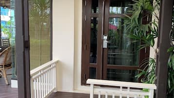 Attico, patio, lato giardino | Minibar, una cassaforte in camera, tende oscuranti, Wi-Fi gratuito