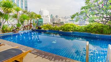 Piscina externa, espreguiçadeiras