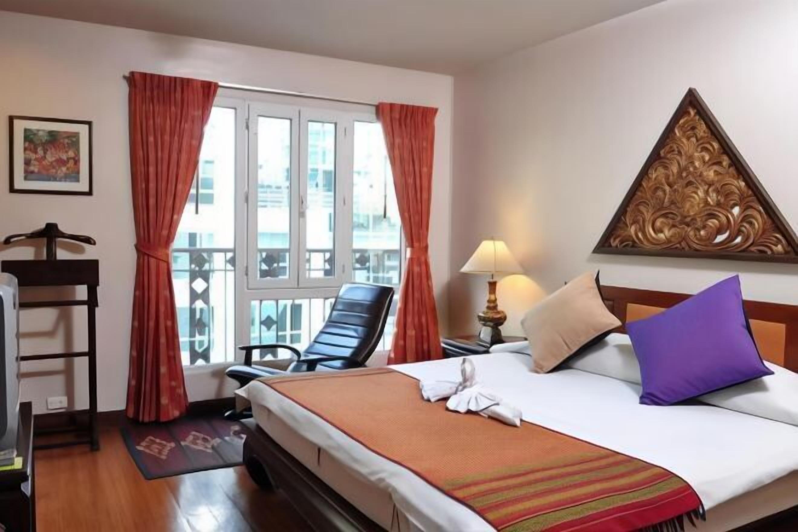 Minibar, caja de seguridad en la habitación y cortinas blackout 