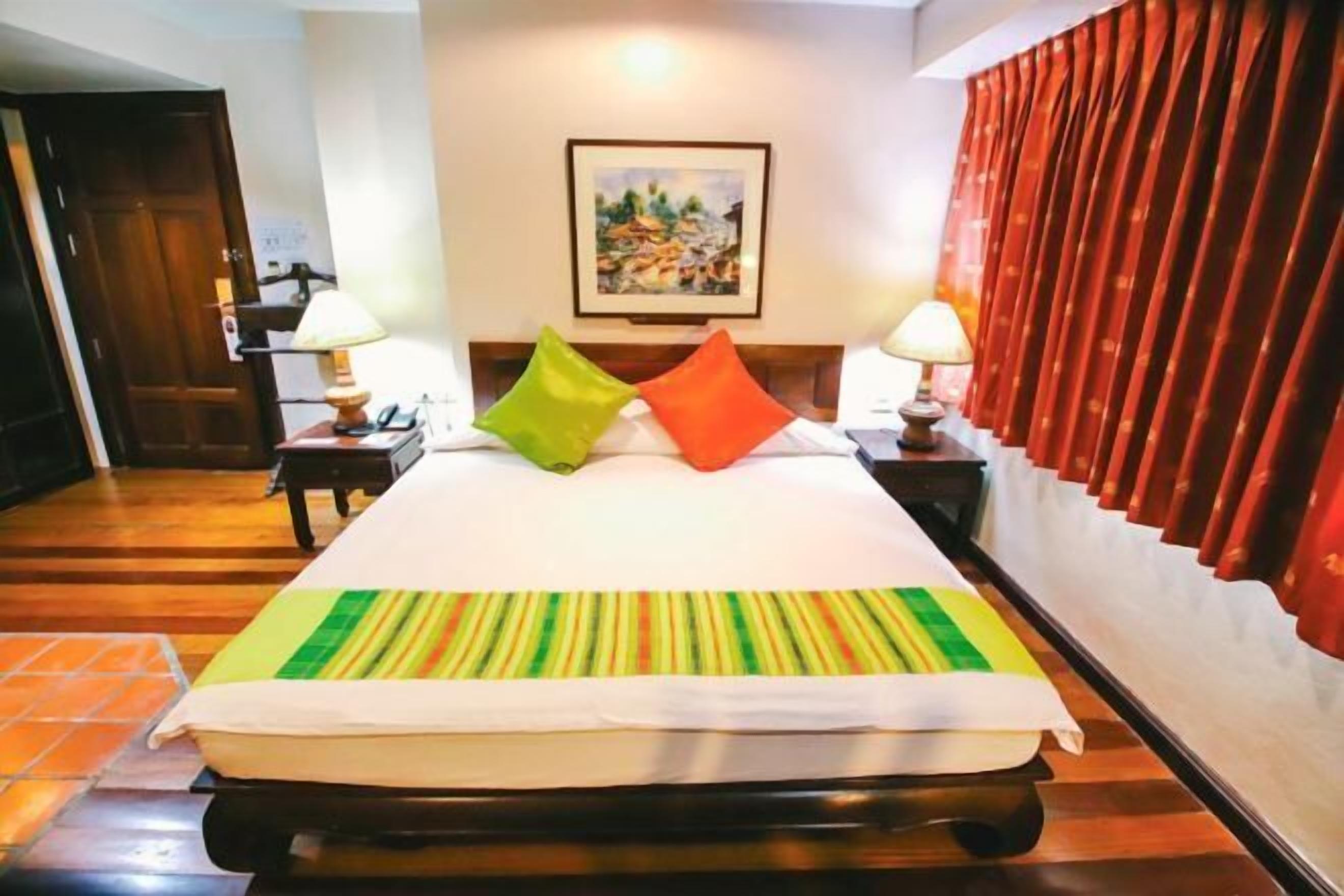 Minibar, caja de seguridad en la habitación y cortinas blackout 