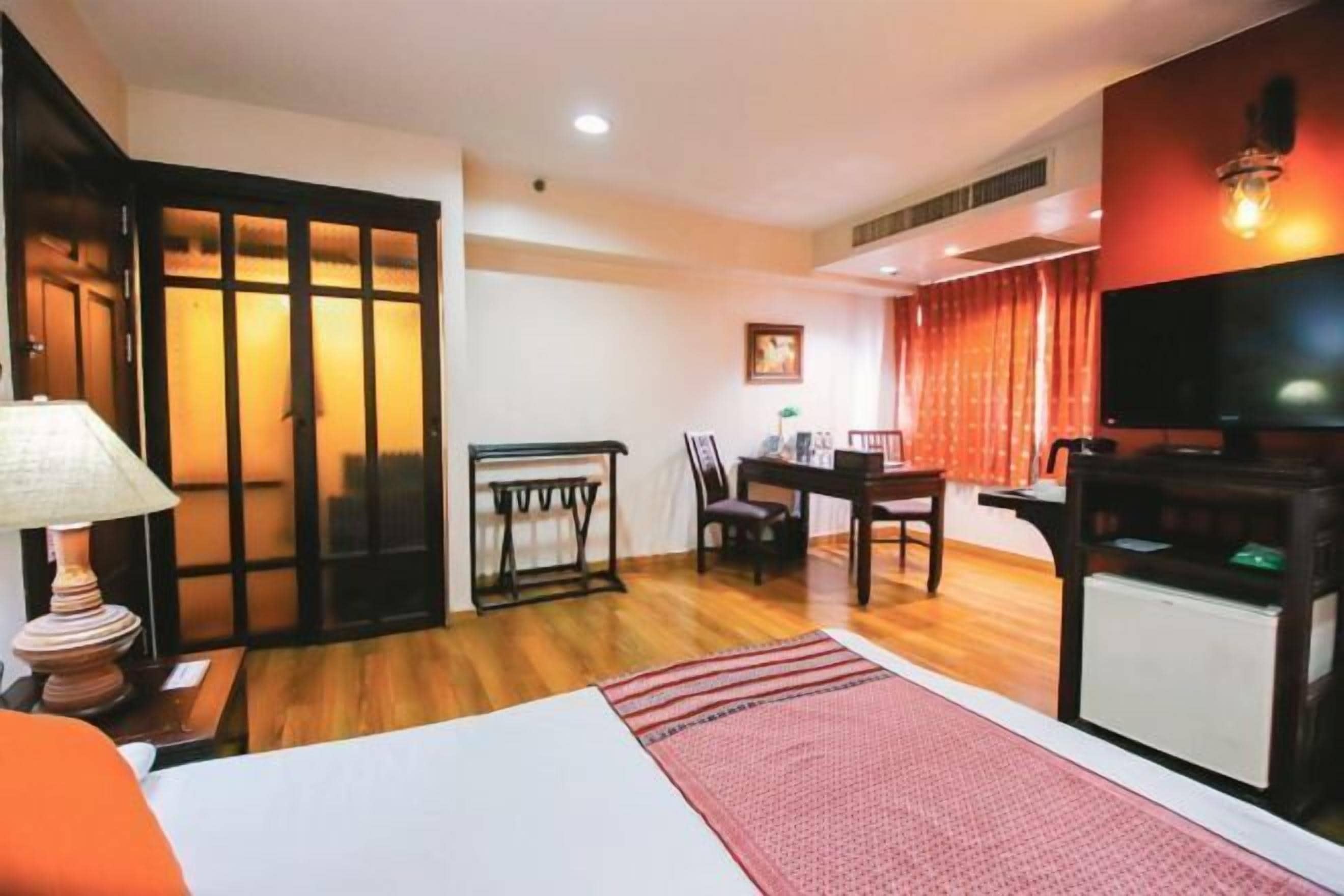 Minibar, caja de seguridad en la habitación y cortinas blackout 