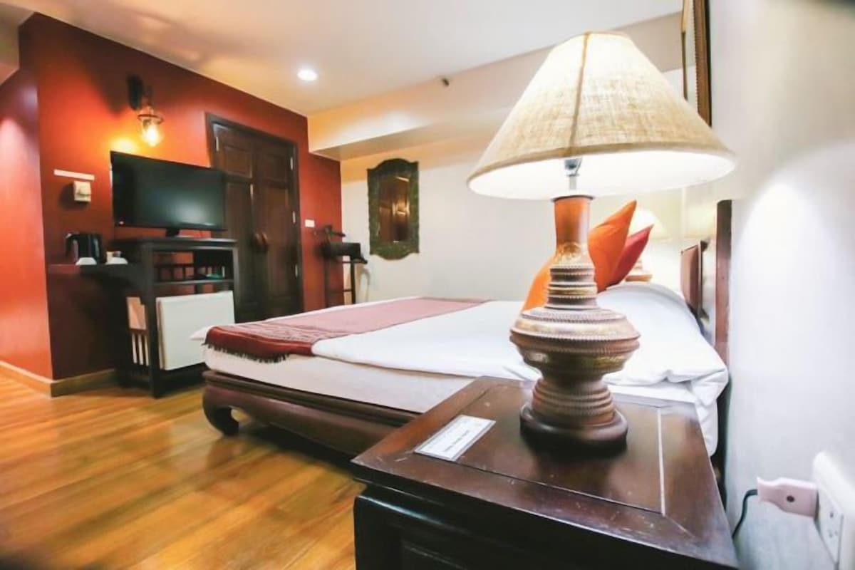 Minibar, in-room safe, blackout curtains, free WiFi