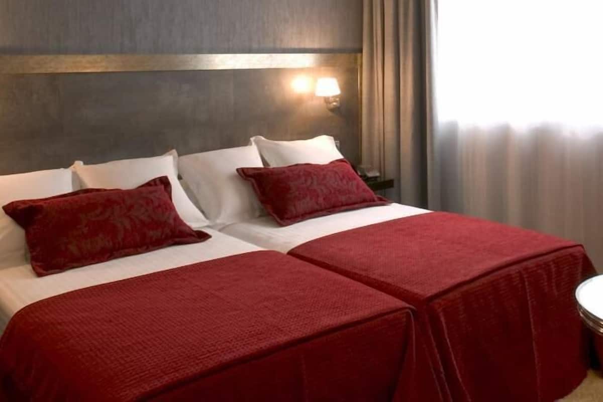 Premium bedding, down duvets, minibar, in-room safe