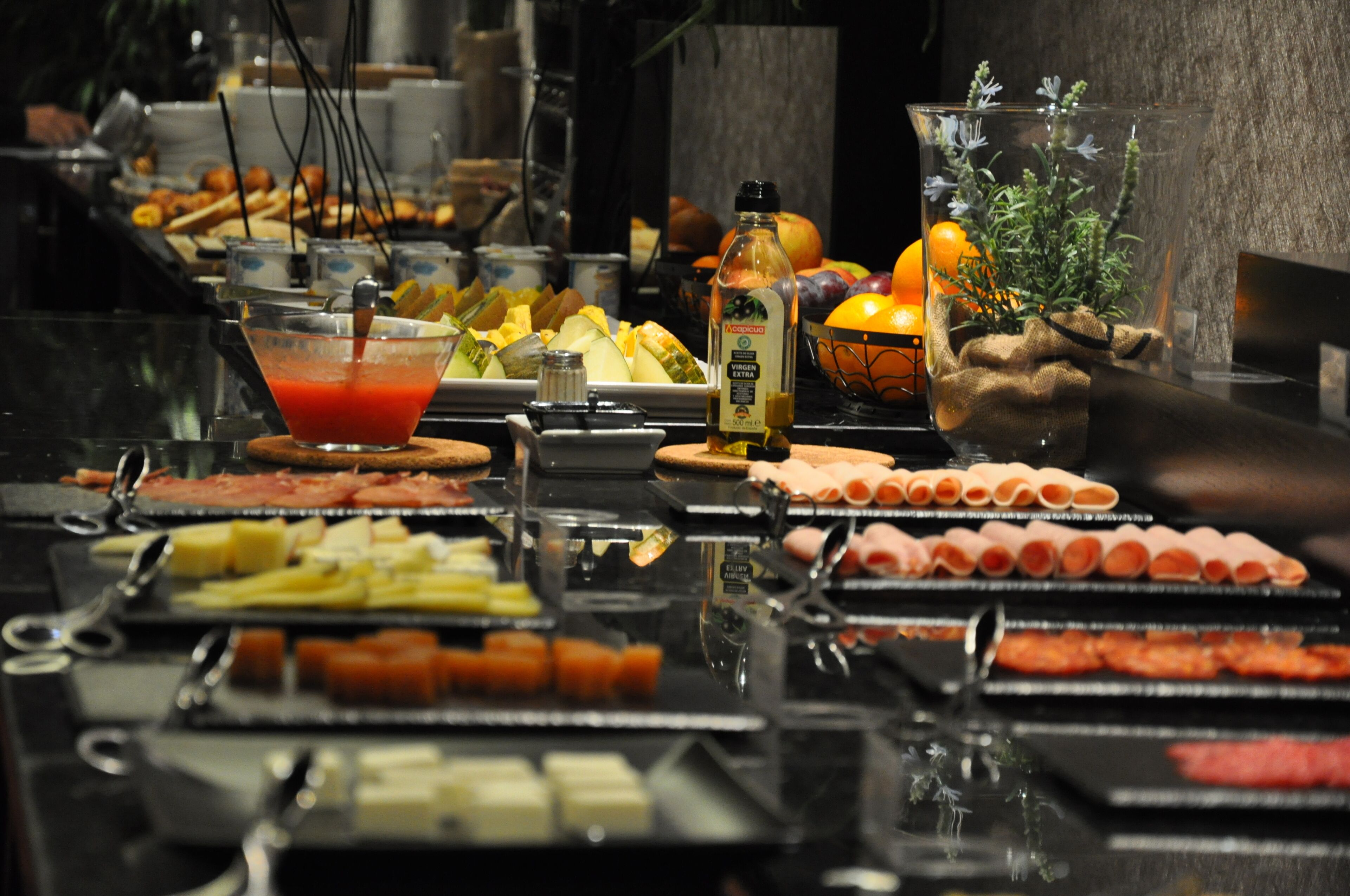 Buffet com diversos alimentos e bebidas.