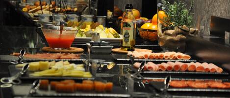 Buffet com diversos alimentos e bebidas.
