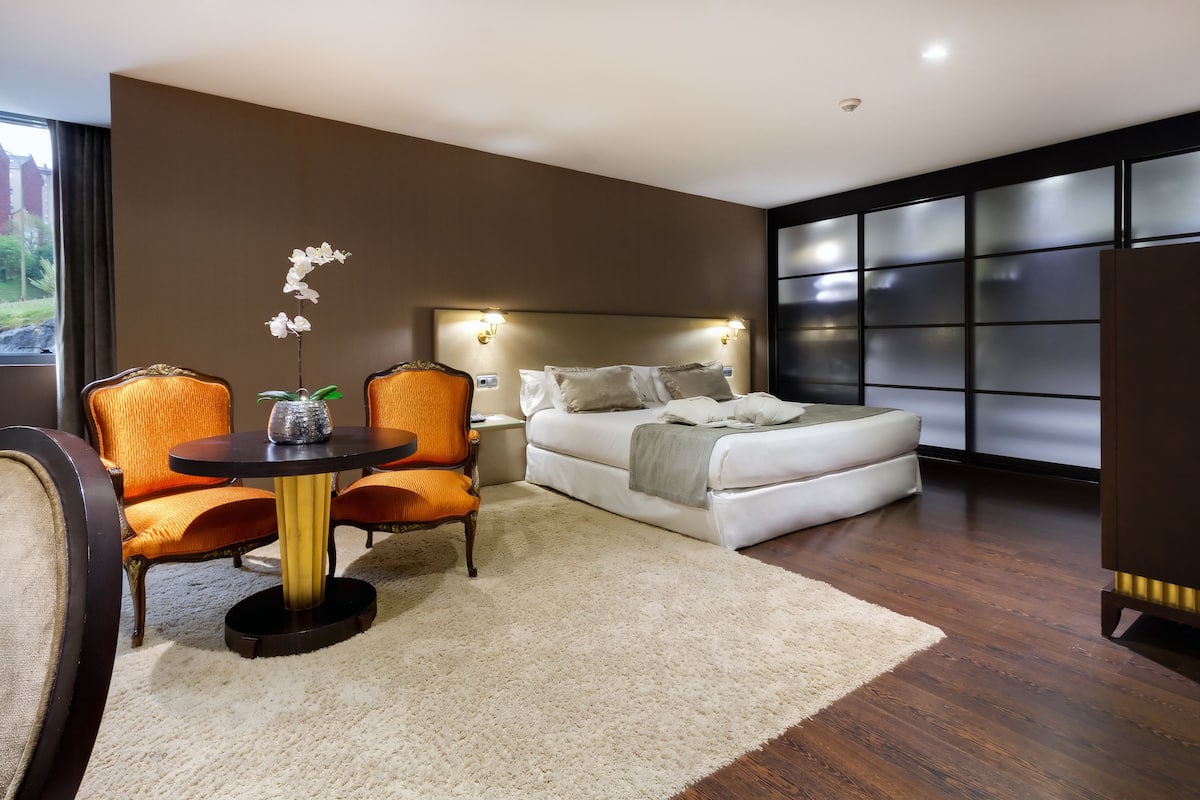 deluxe room (oca) | premium bedding, down duvets, minibar, in-room safe