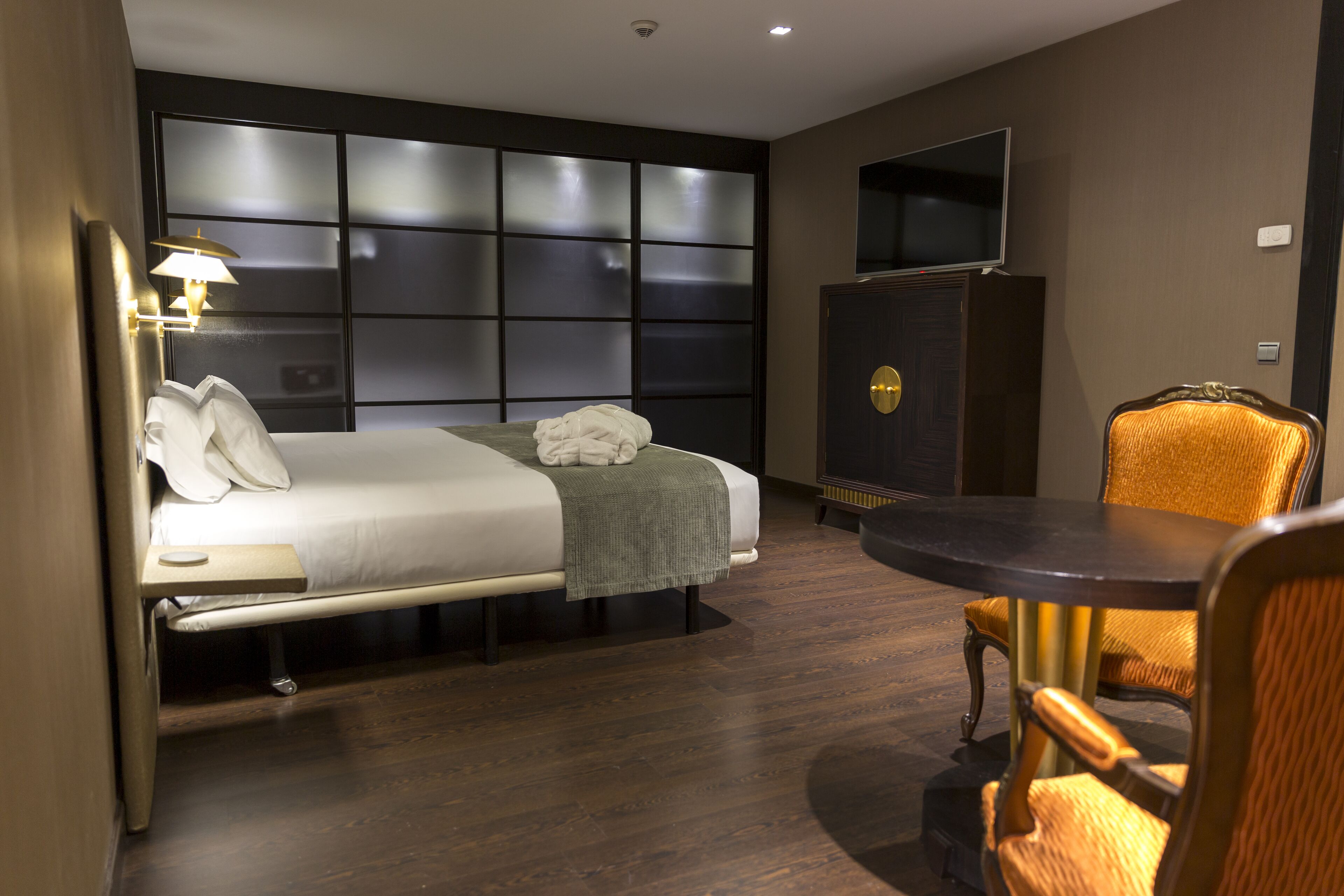 premium bedding, down duvets, minibar, in-room safe