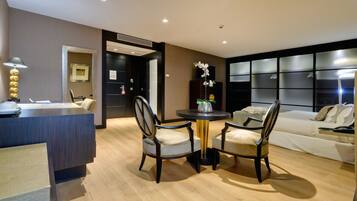 Deluxe Room (Oca) | Premium bedding, down comforters, minibar, in-room safe