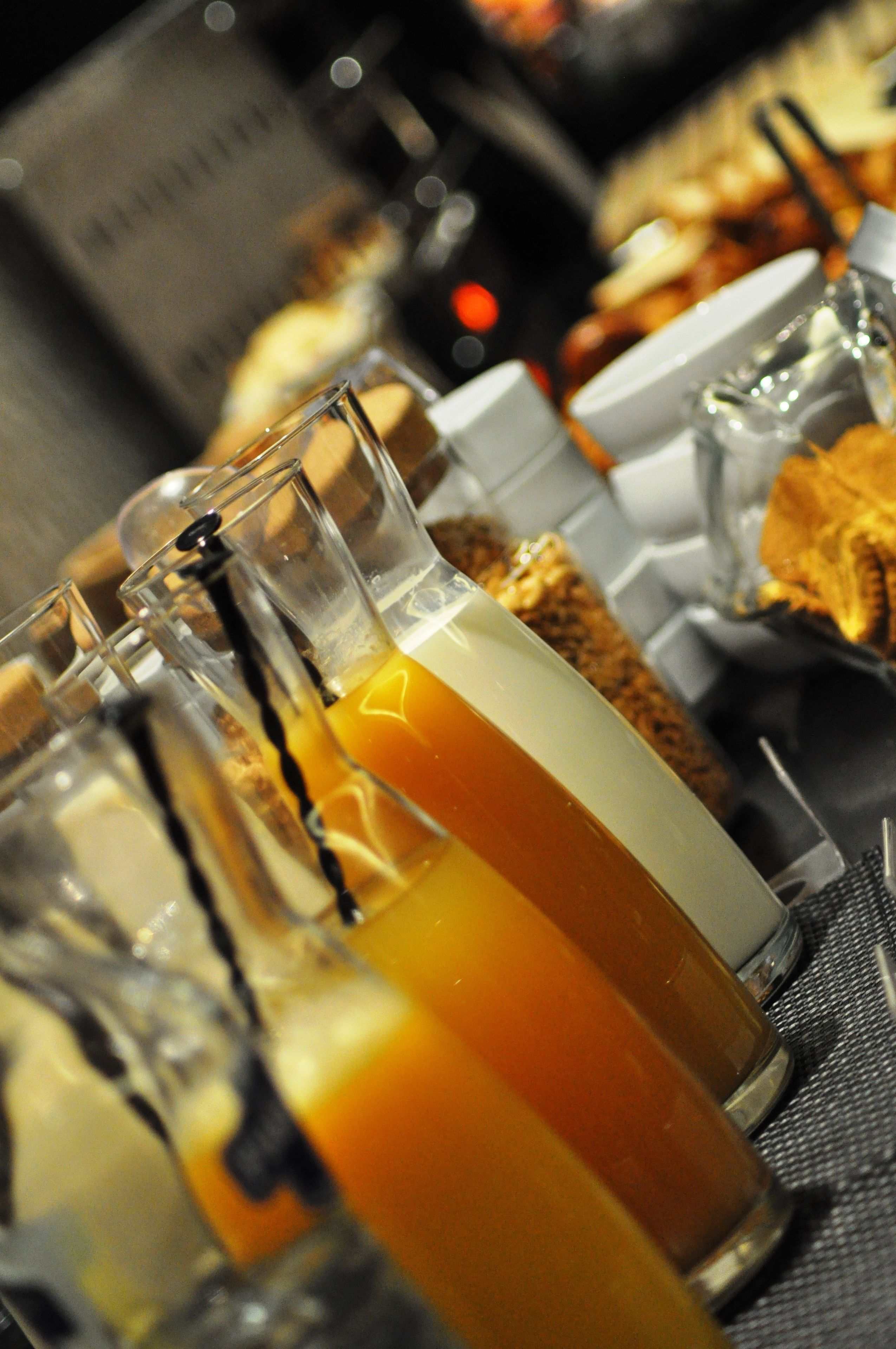 Une table sur laquelle se trouvent plusieurs bouteilles en verre contenant différentes boissons.