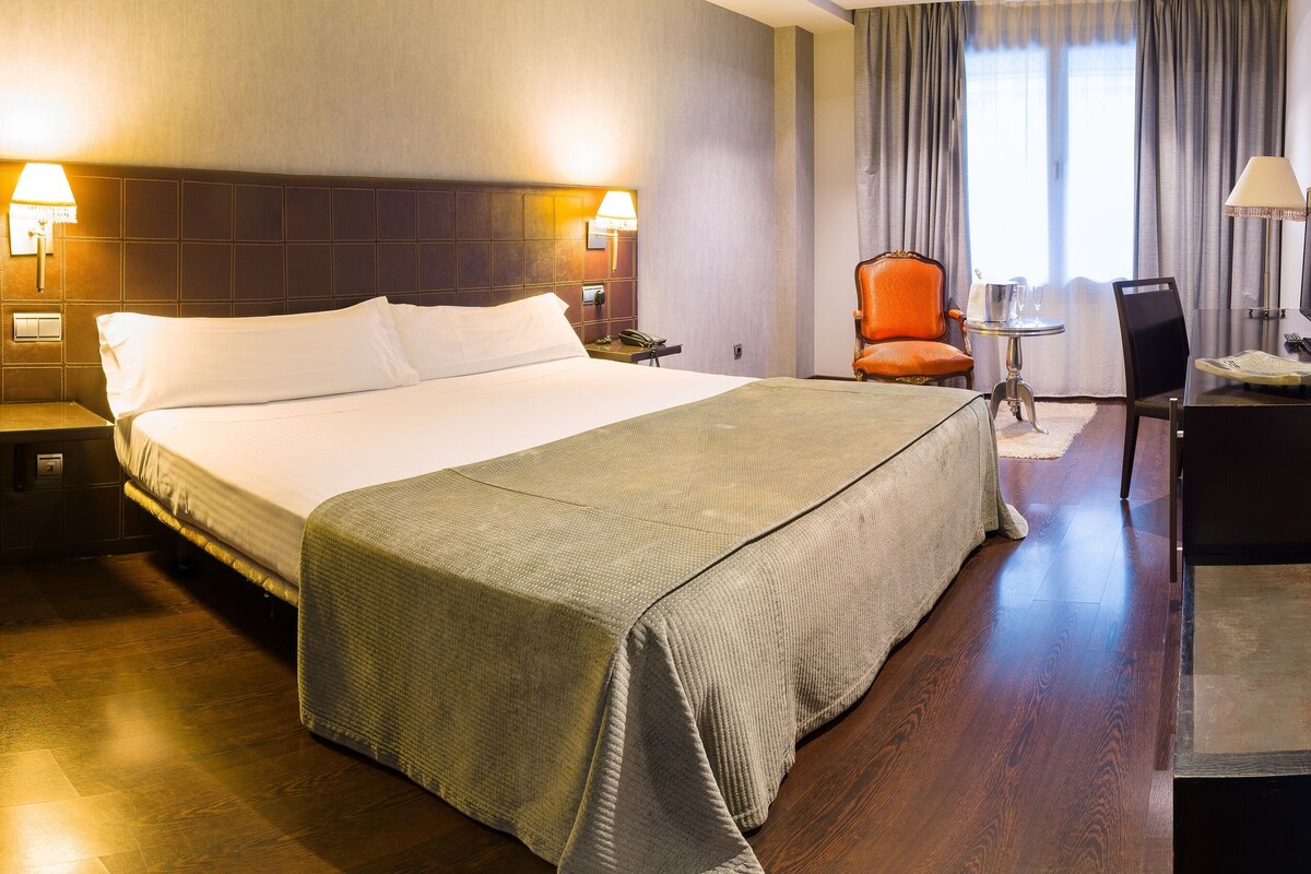 Premium bedding, down duvets, minibar, in-room safe