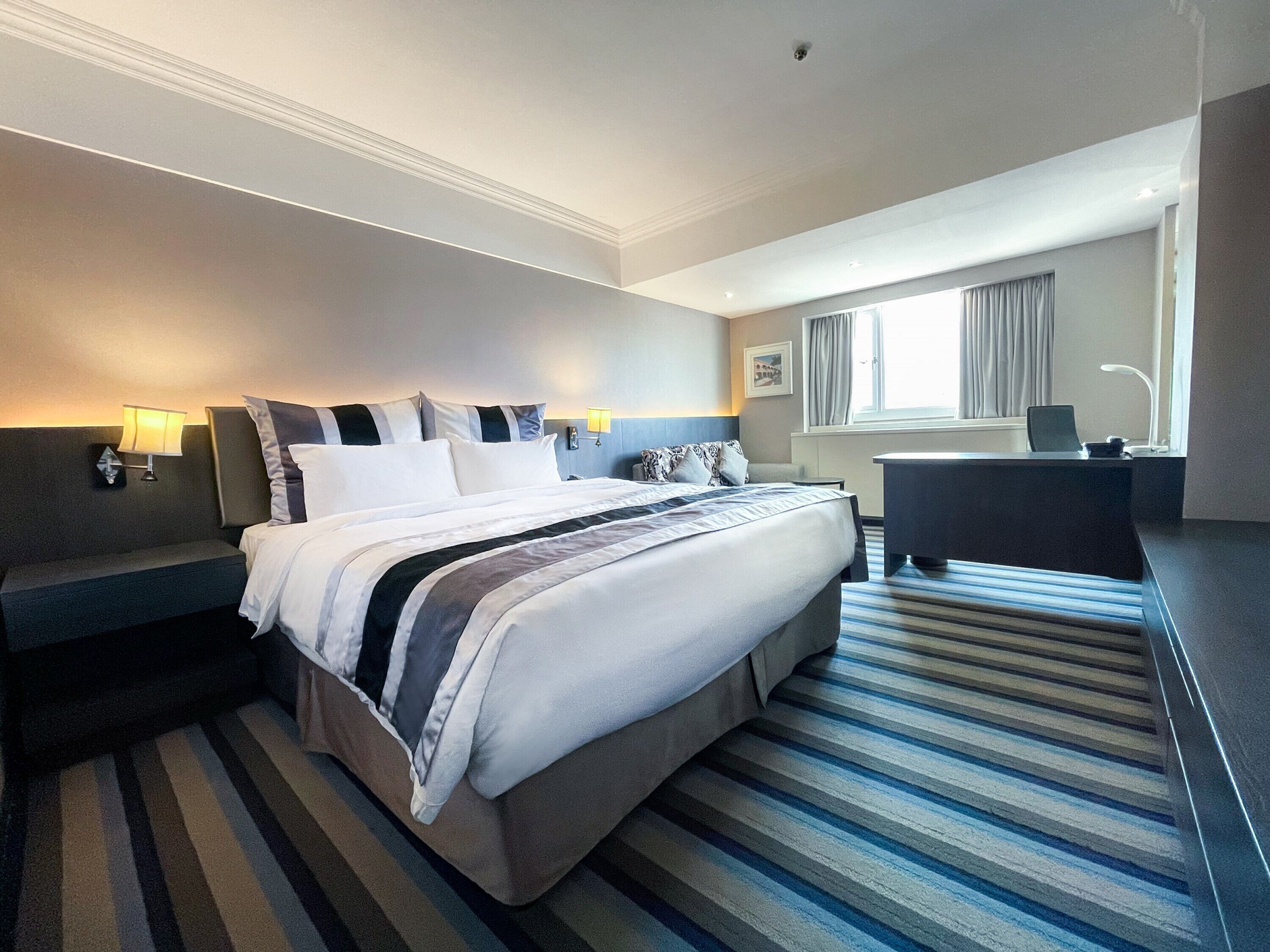 Caja de seguridad en la habitación y escritorio 